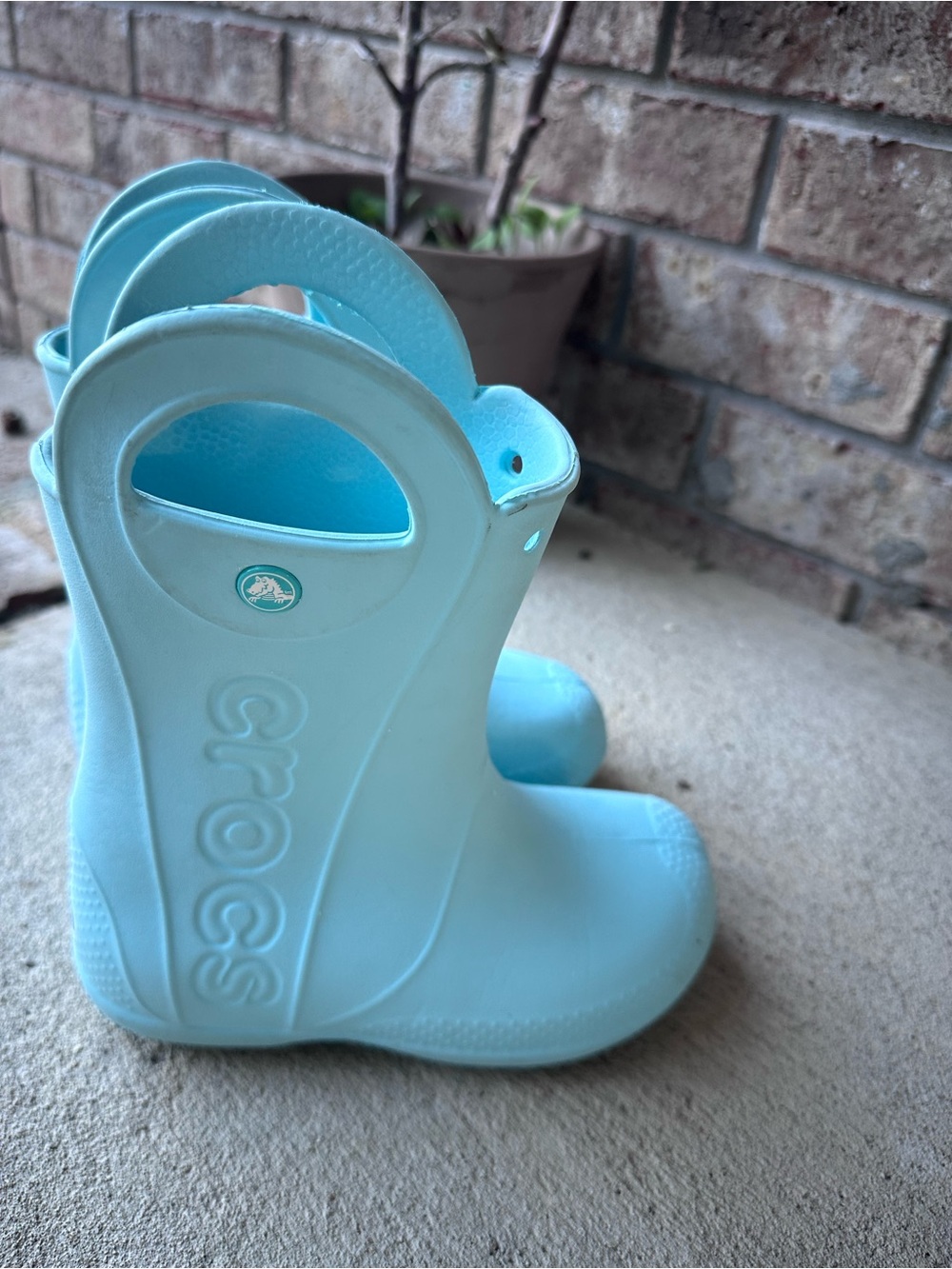 CROCS Kids Handle it Rain Boots Light Blue Pull-On shoes size J1